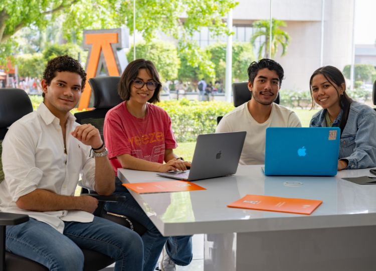 estudiantes posando en campus con laptops