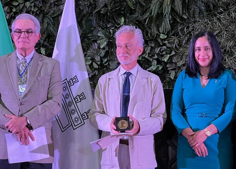 Bernardo Gómez-Pimienta recibe el Gran Premio CAM-SAM al Mérito Profesional