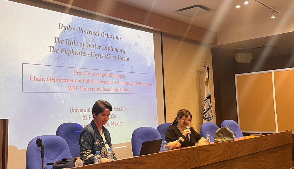 Académica de la Universidad MEF de Estambul imparte conferencia magistral