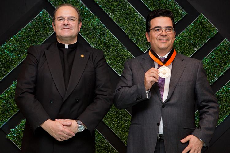 Entregamos la Medalla Generación Anáhuac 2017 al Ing. Bernardo Quintana 