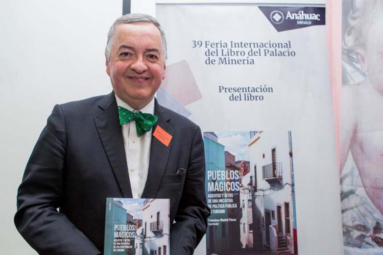 El Dr. Francisco Madrid Flores lleva el libro Pueblos Mágicos a la FIL Minería