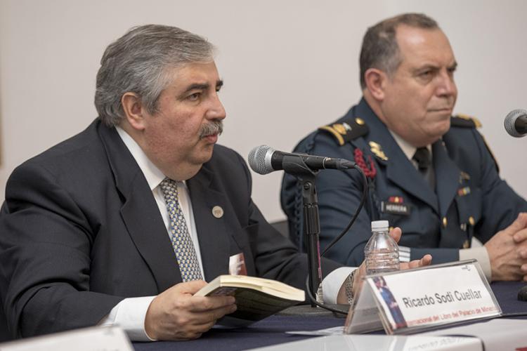 El Dr. Ricardo Sodi presenta Defensa Nacional. Fuerzas armadas mexicanas en la FIL Minería