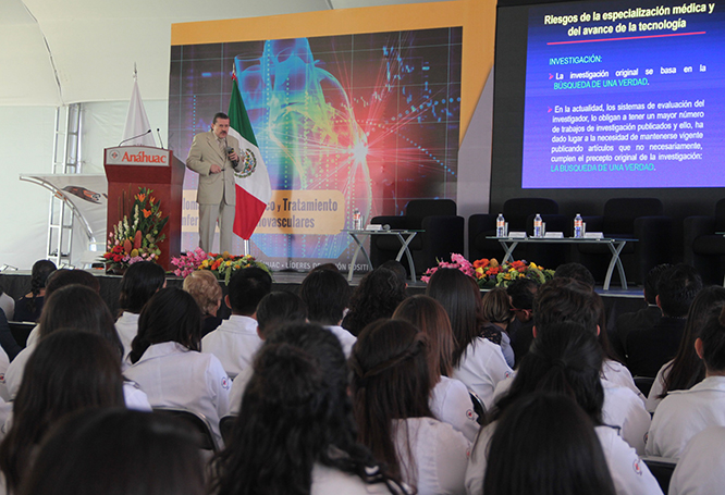 Icono de la cardiología mexicana imparte conferencia en la Universidad Anáhuac