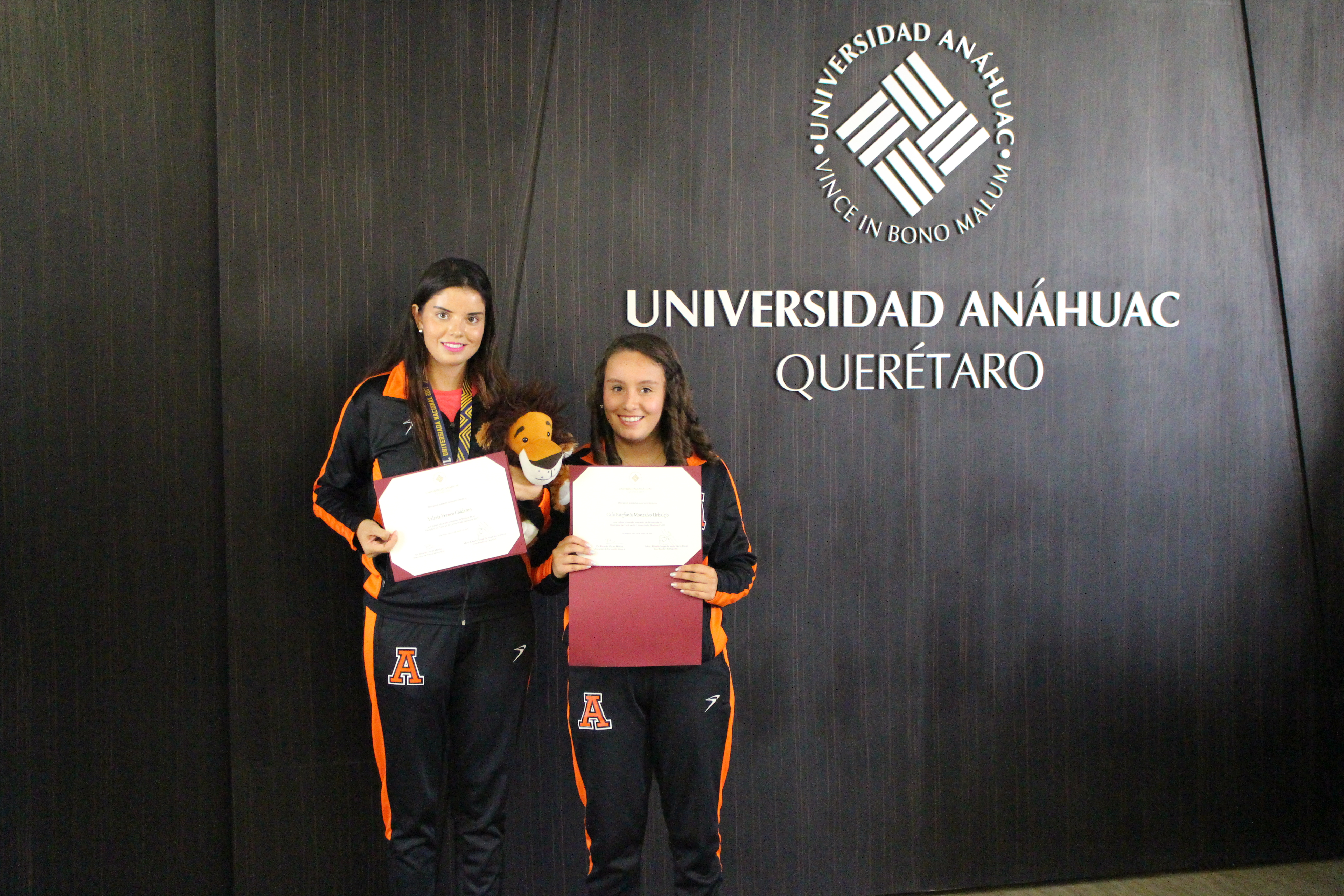 Anáhuac reconoce a deportistas de la Universiada 