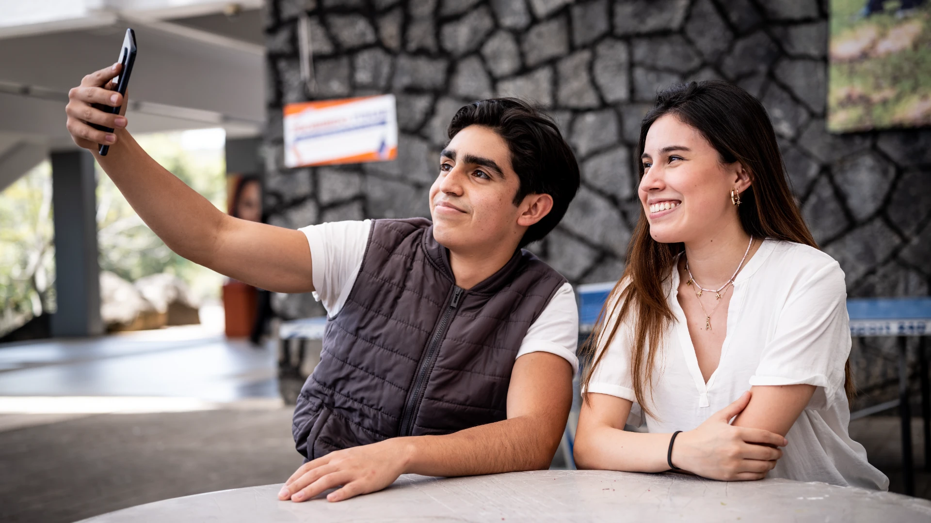 Estudiantes anahuac en su telefono