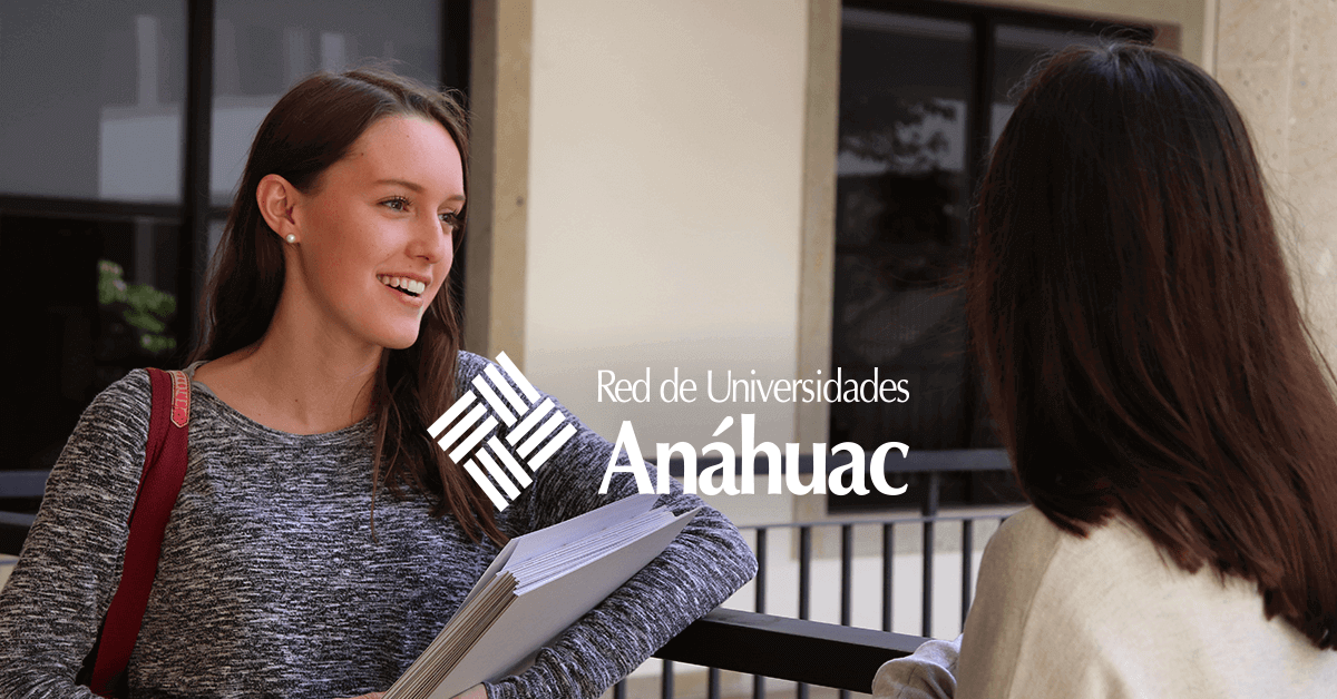 Dos mujeres jóvenes conversando en la universidad