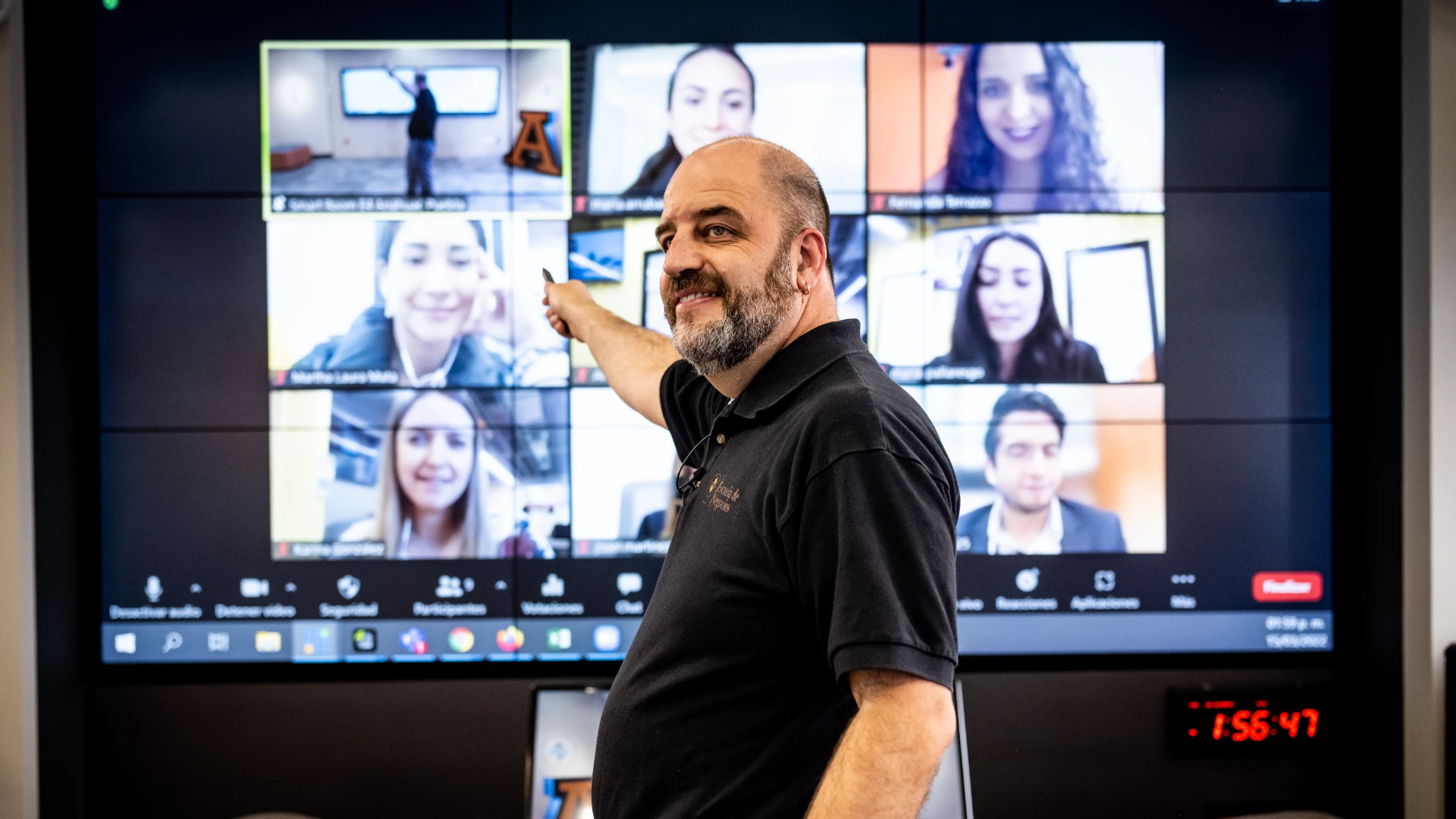 Maestro anáhuac en salón de clases virtual
