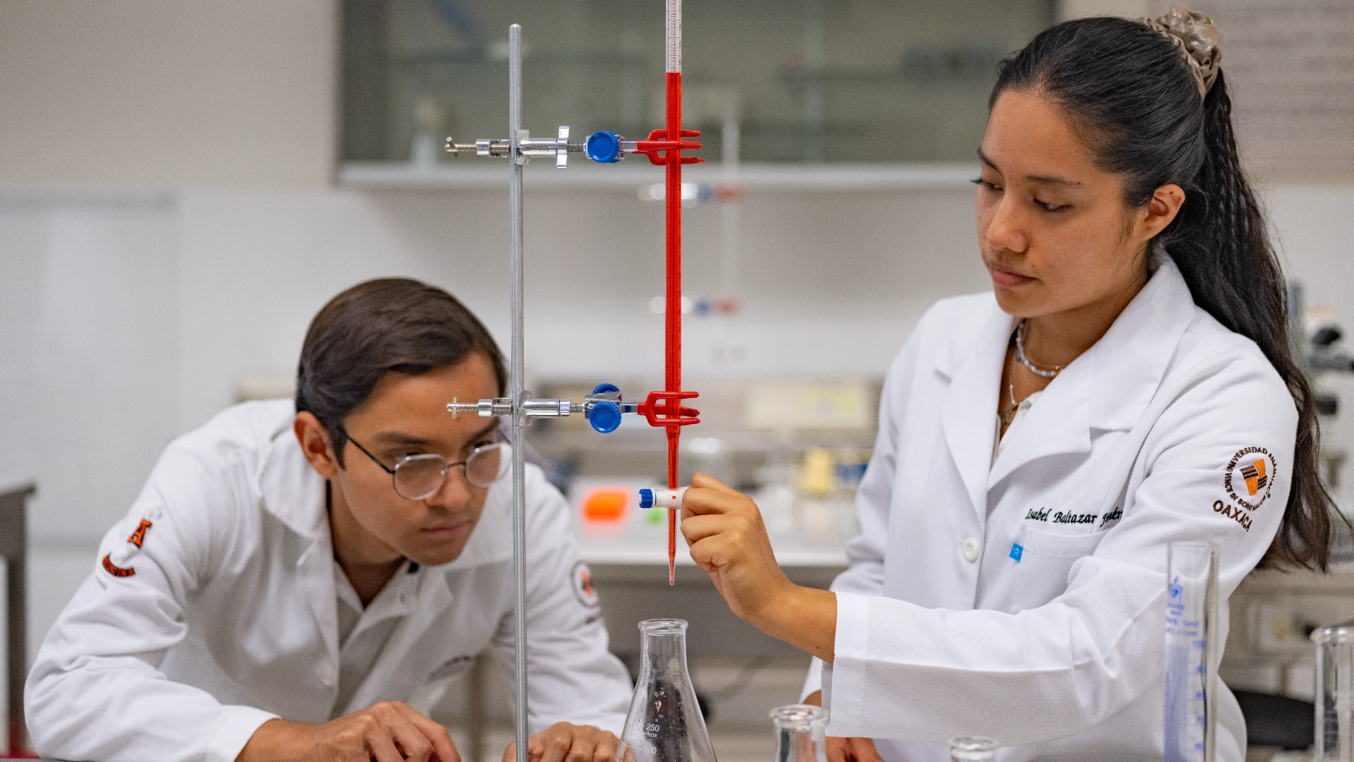 Estudiantes anahuac en laboratorio de biotecnologia