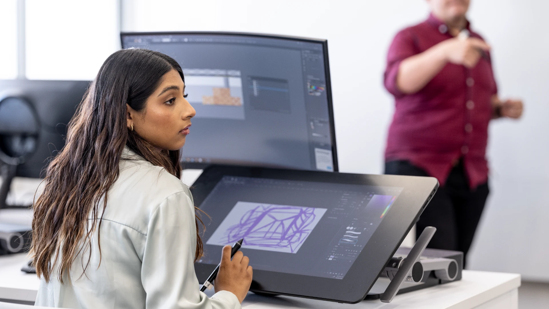 Estudiante de animación haciendo bocetos digitales en clase