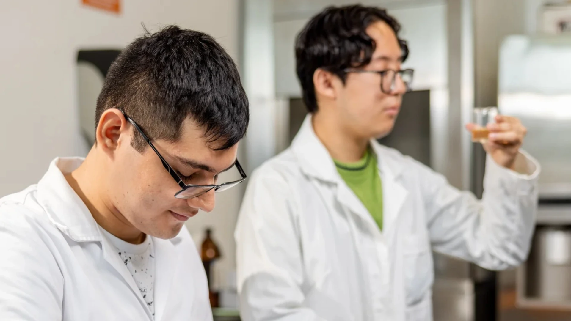 Estudiantes de la carrera de biotecnología en el laboratorio Anáhuac
