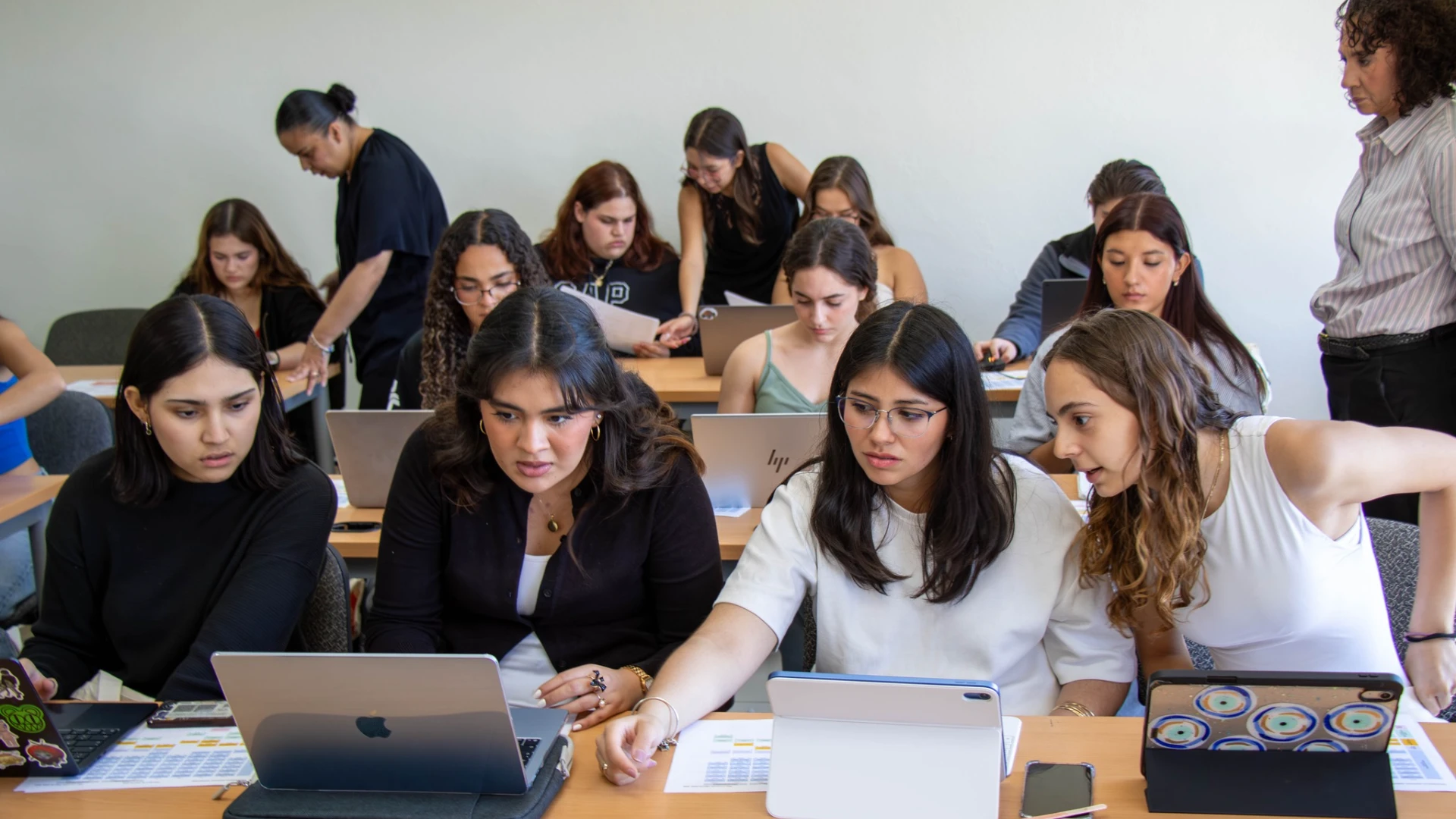 Clase de estudiantes Anáhuac trabajando en computadoras y dispositivos electrónicos | Educación del futuro