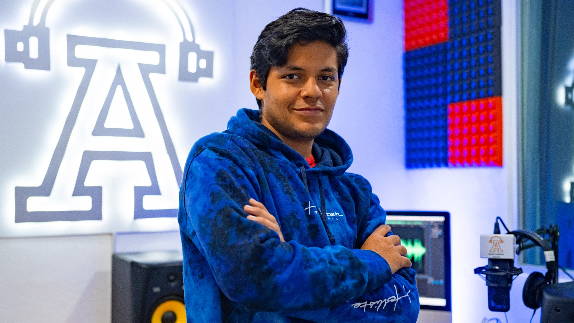Estudiante de musica contemporanea en la anahuac en cabina de audio 3d