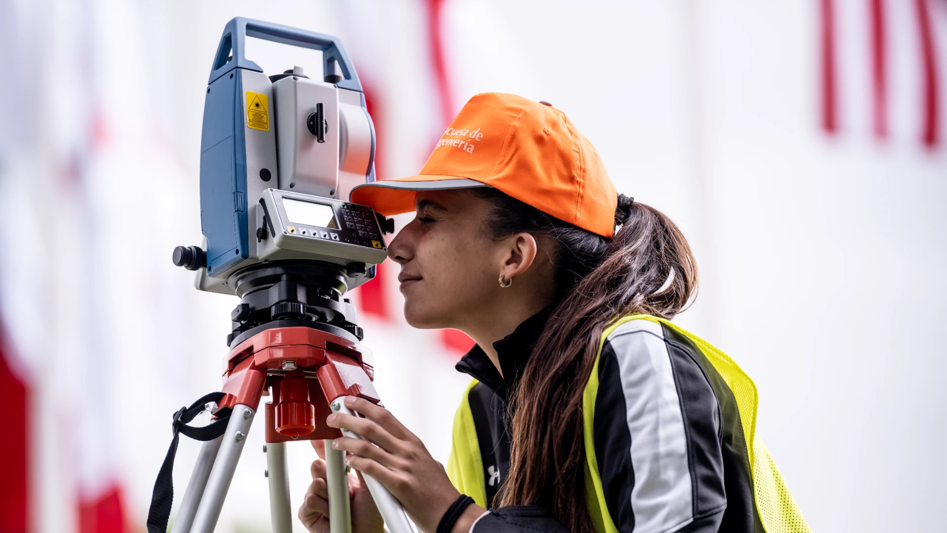 Estudiante de ingeniería civil explorando su campo laboral en practicas profesionales