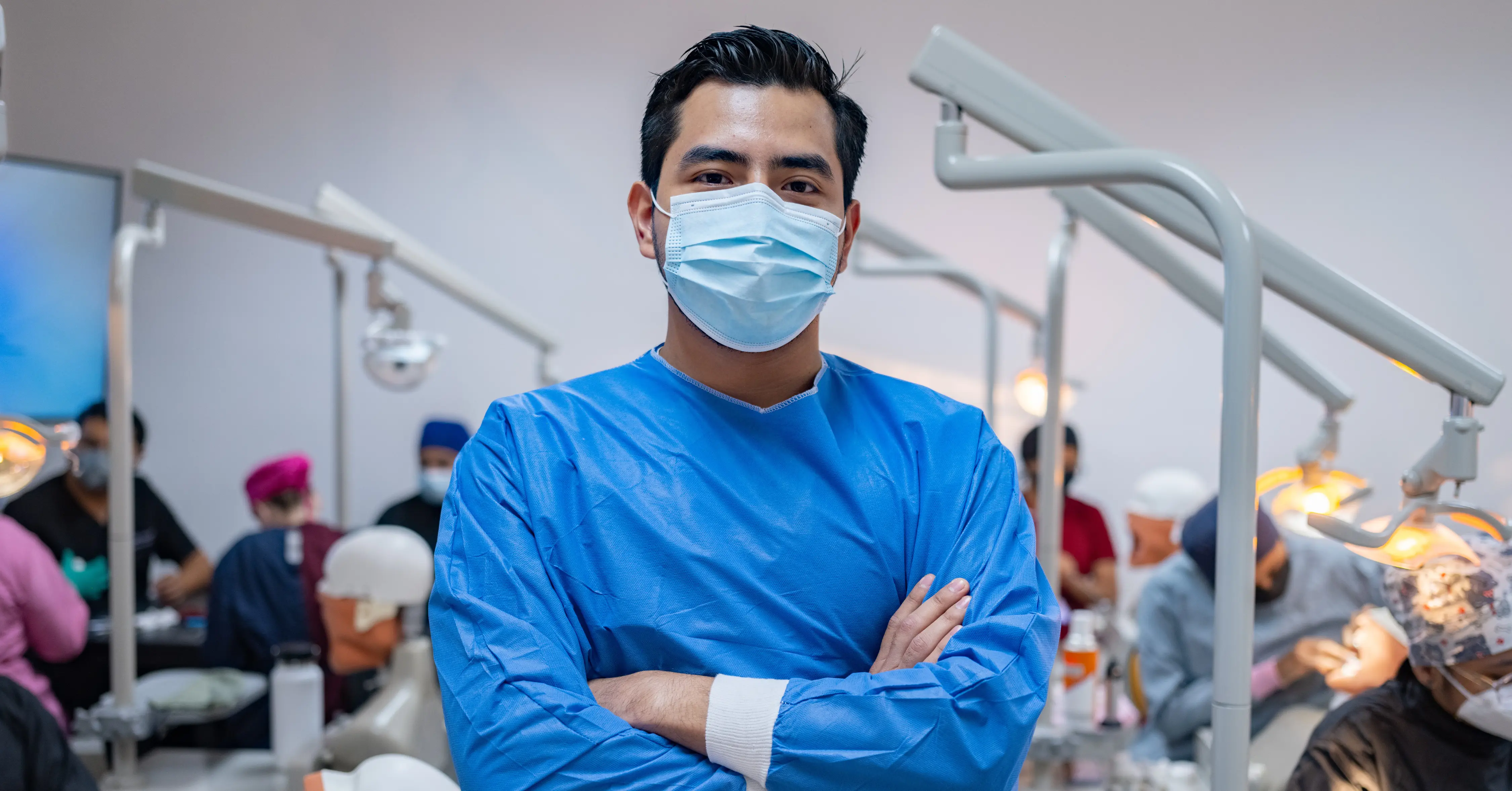 Estudiante de la Anáhuac en laboratorio de simulación odontológica