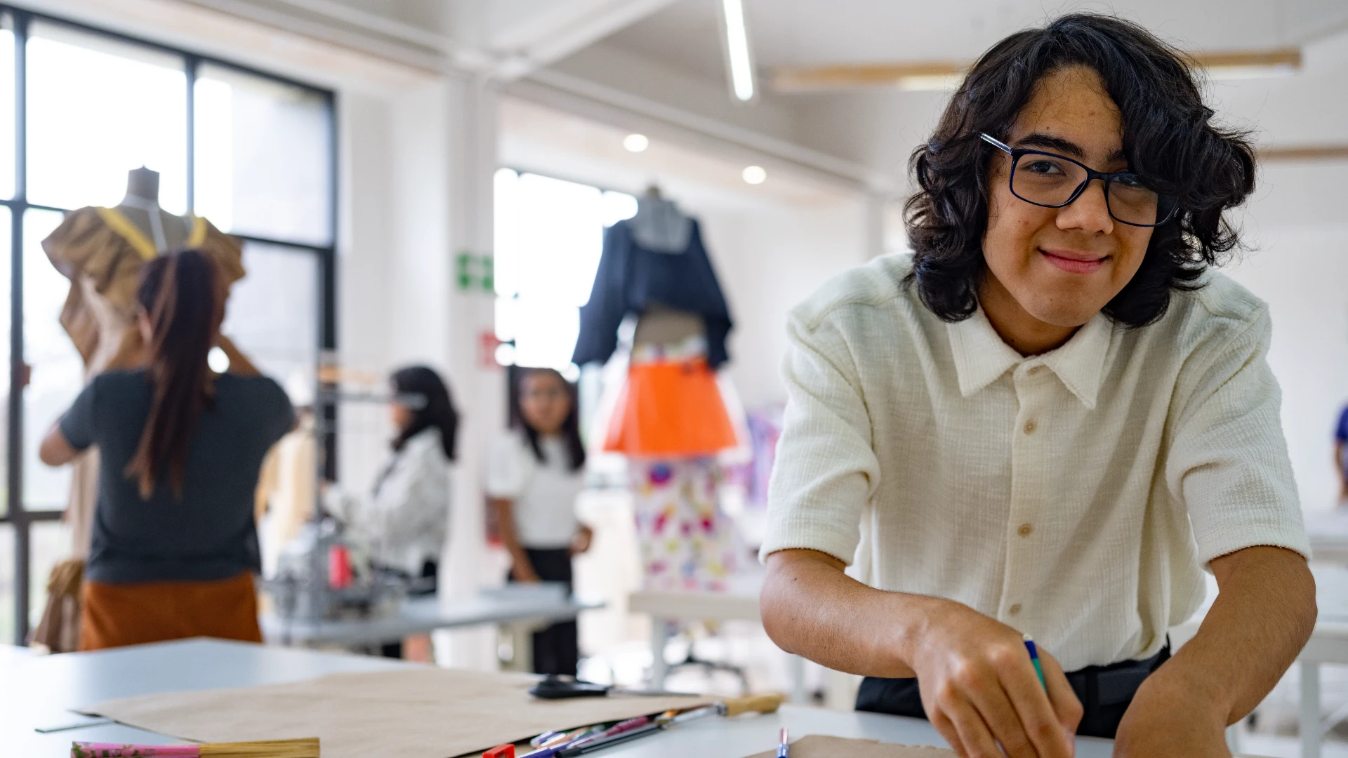 Estudiantes de moda en anahuac en estudio de telas