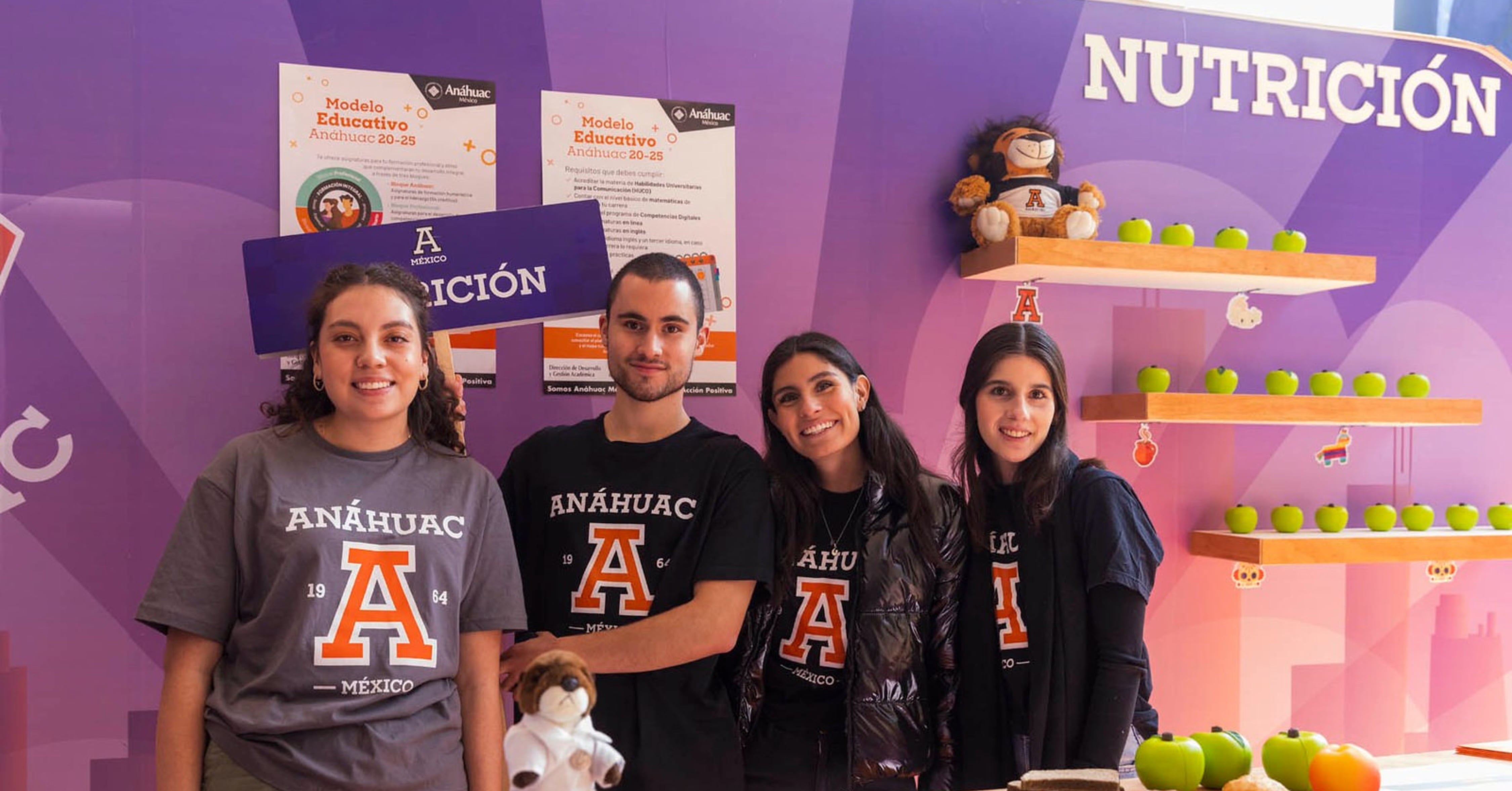 Grupo de estudiantes de nutrición en una feria de carreras de la Anáhuac