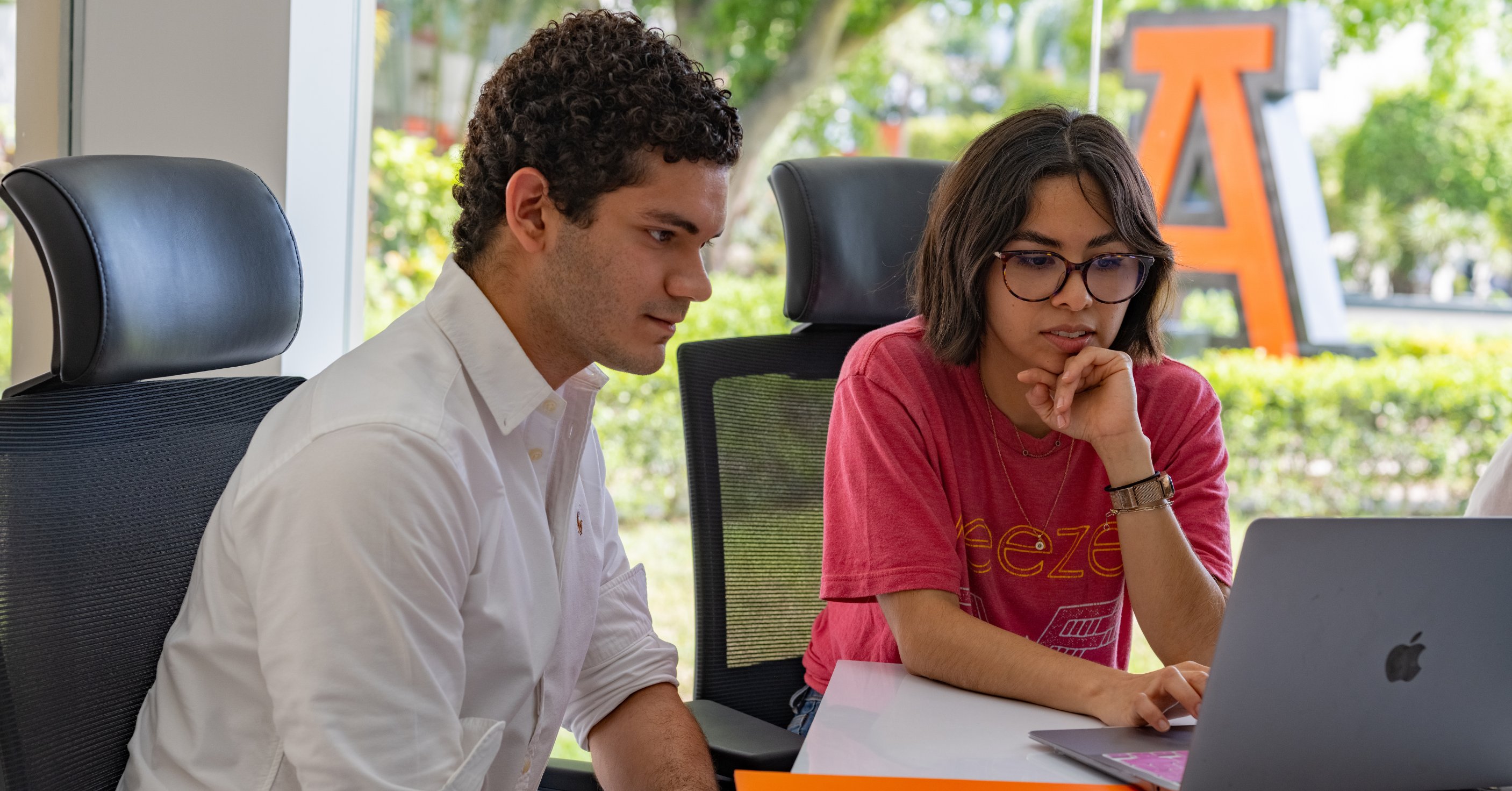 Estudiantes de pedagogia explorando las posibilidades de campo laboral