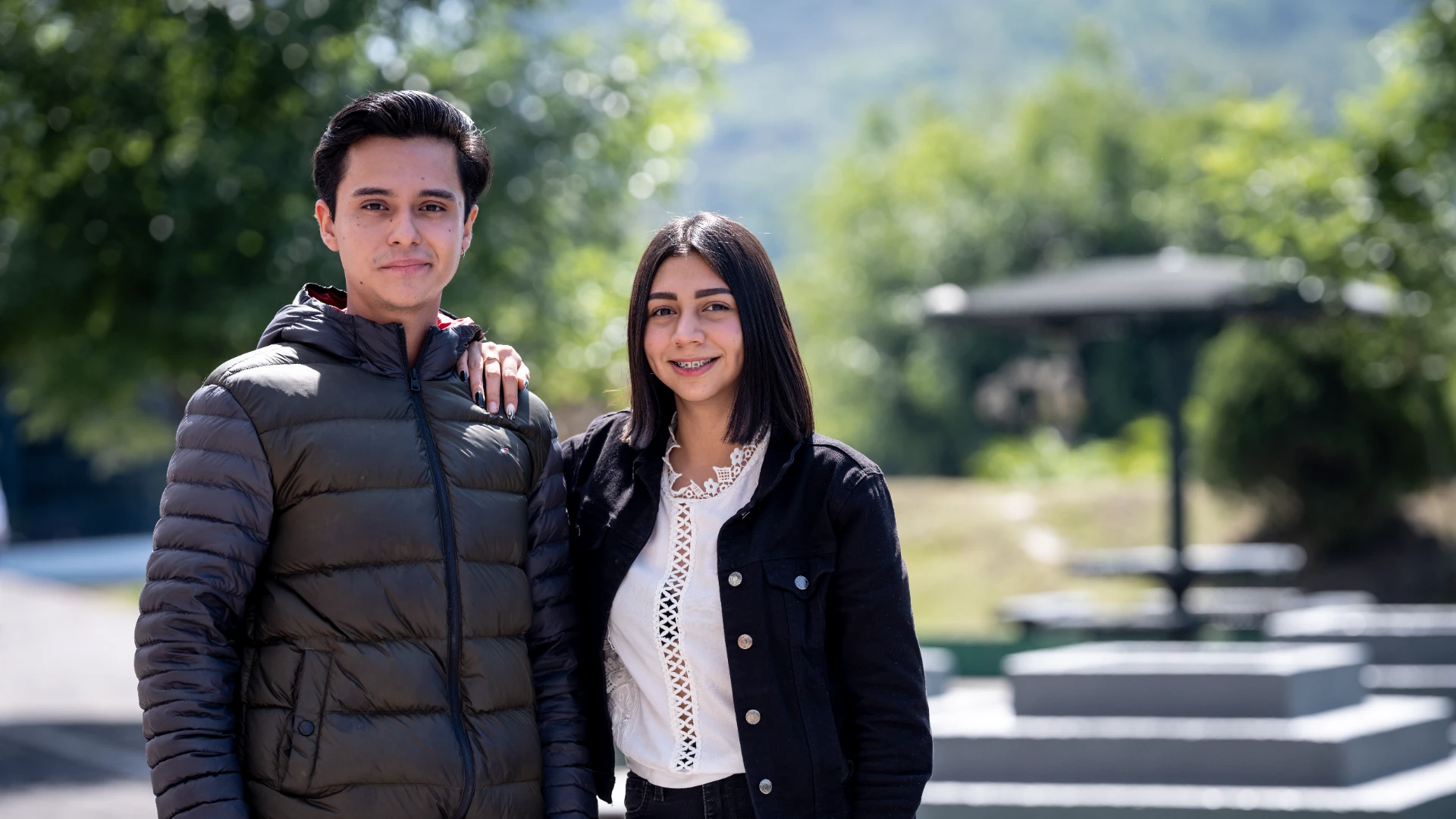 Estudiantes Anáhuac en área verde de campus carreras ambientales
