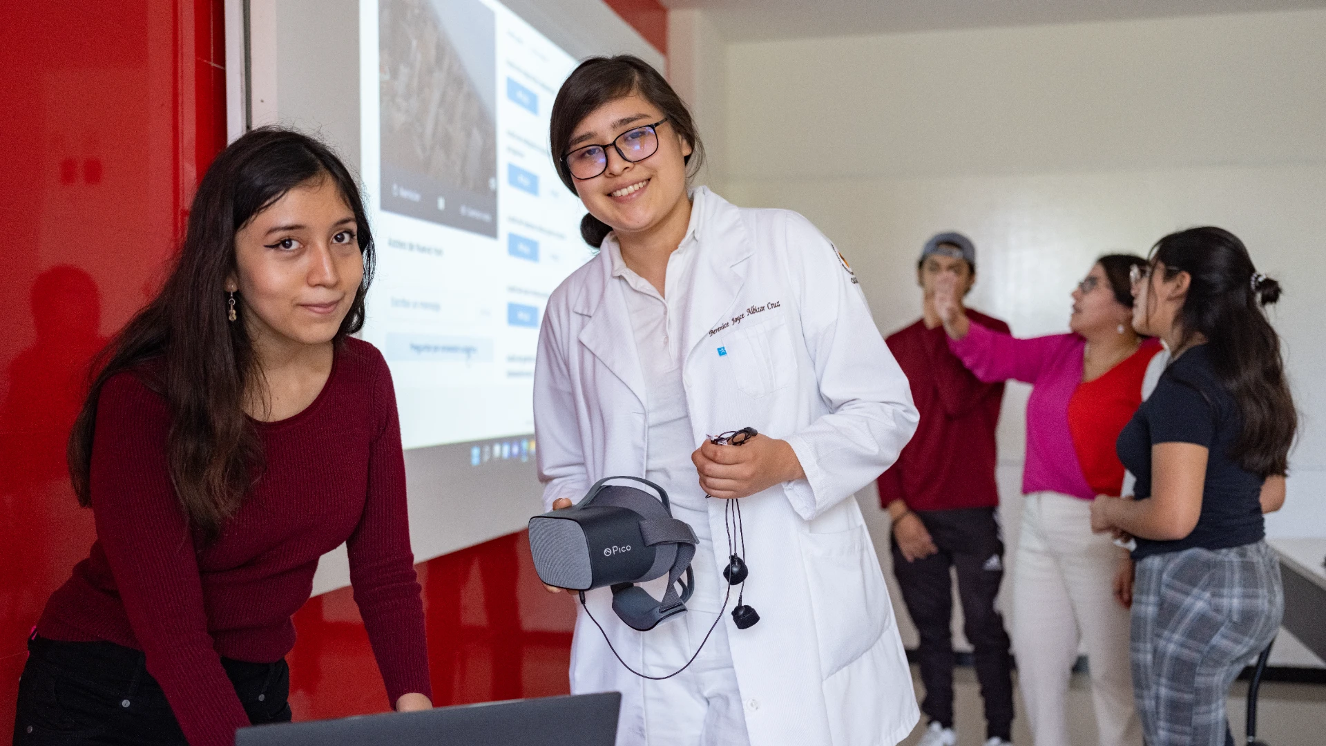 Estudiantes anahuac probando tecnología inmersiva en clase