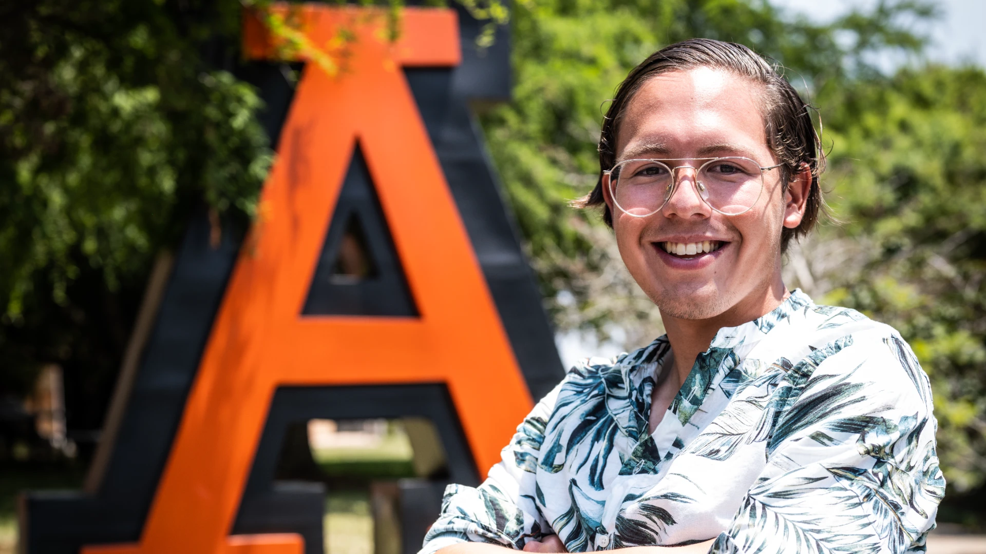Estudiante anahuac posando en campus verde