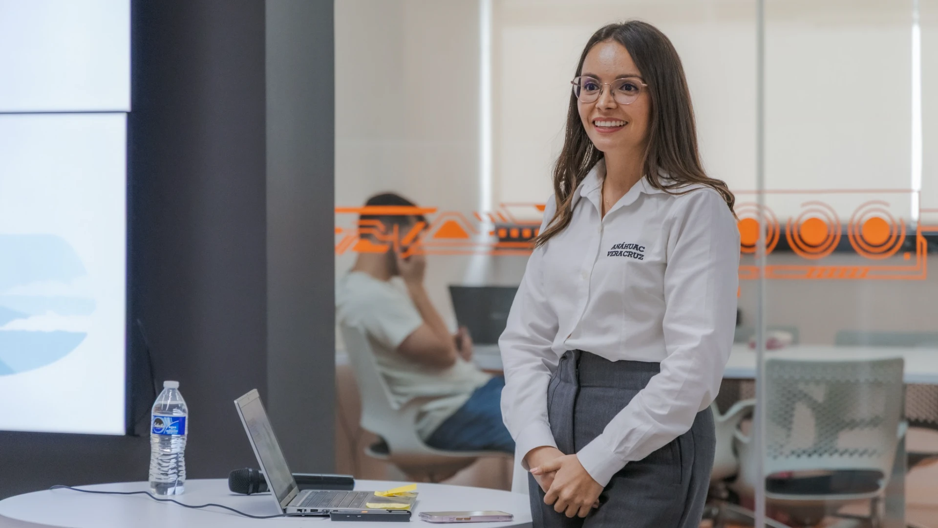 Maestra Anáhuac demostrando a su clase como aplicar el coaching en el ámbito laboral