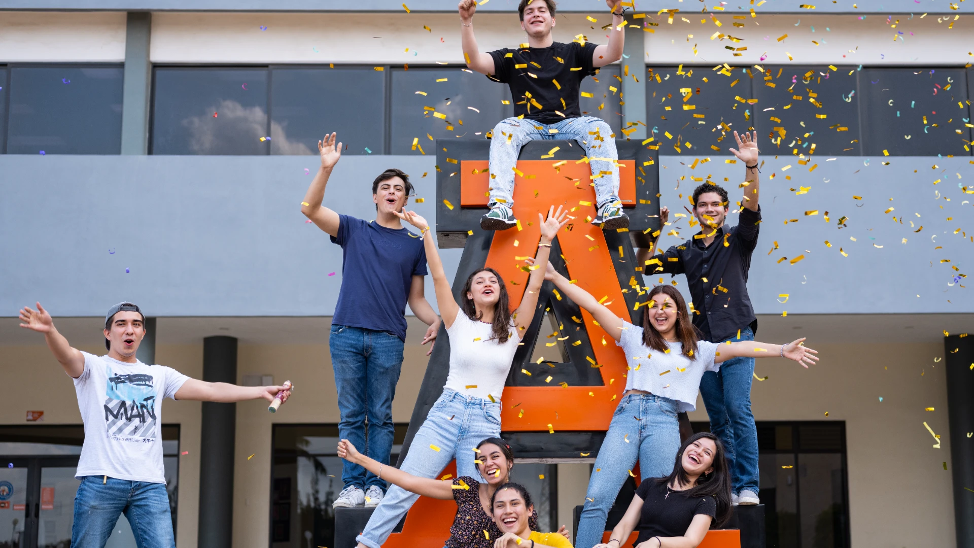 Estudiantes de la universidad anahuac celebrando 