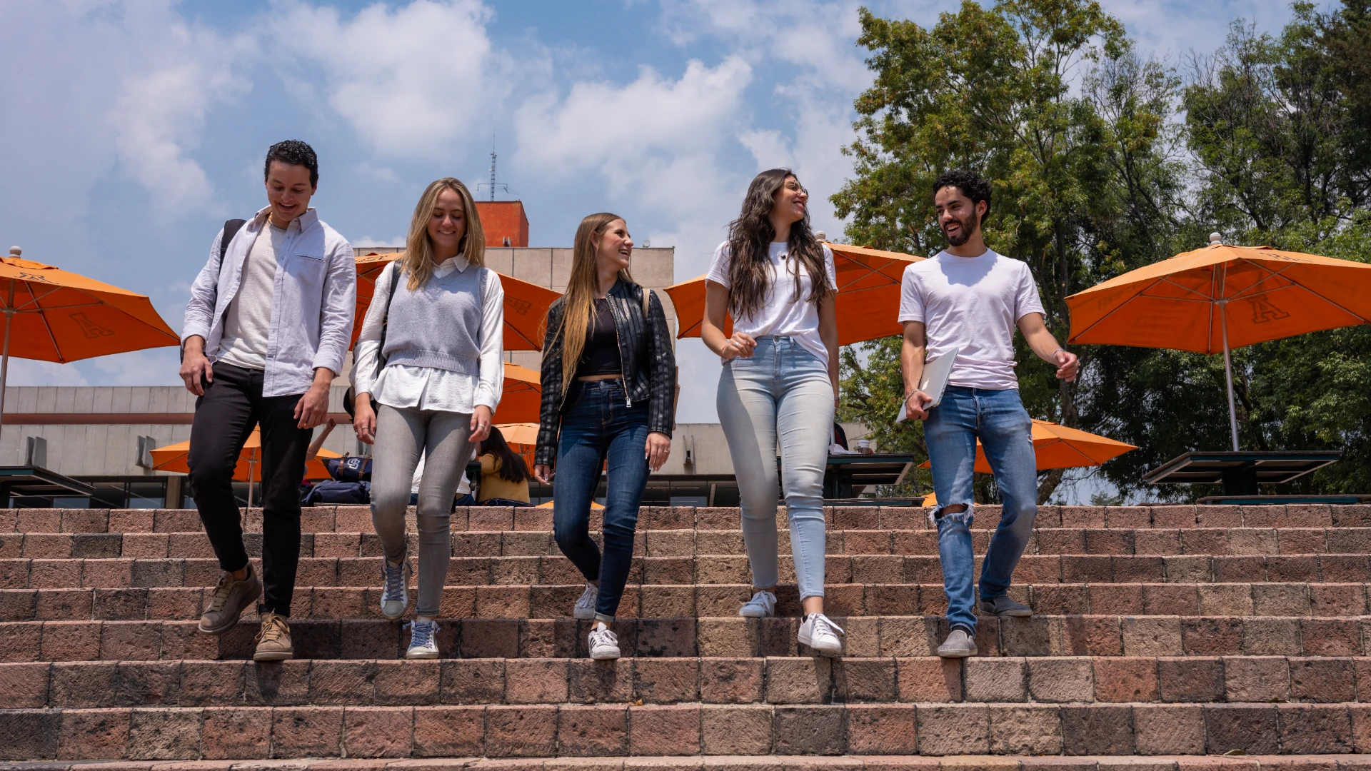 alumnos anahuac caminando por campus