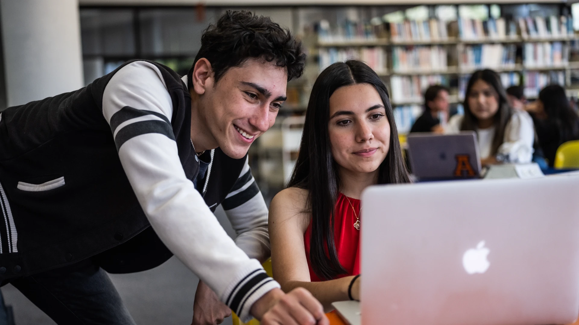 Estudiantes en biblioteca aplicando a beca universitaria anahuac