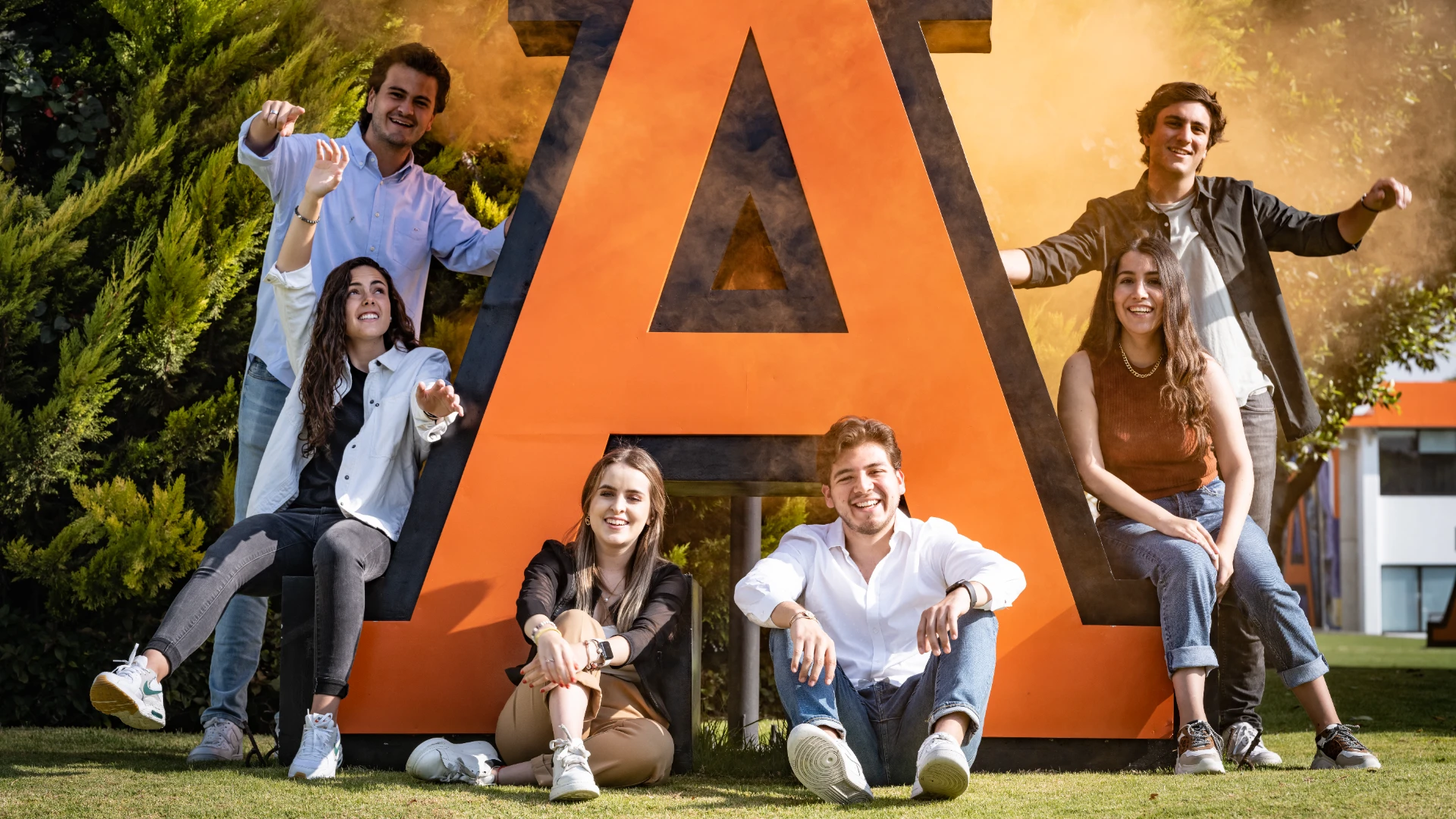 Estudiantes anahuac participando en actividades de liderazgo