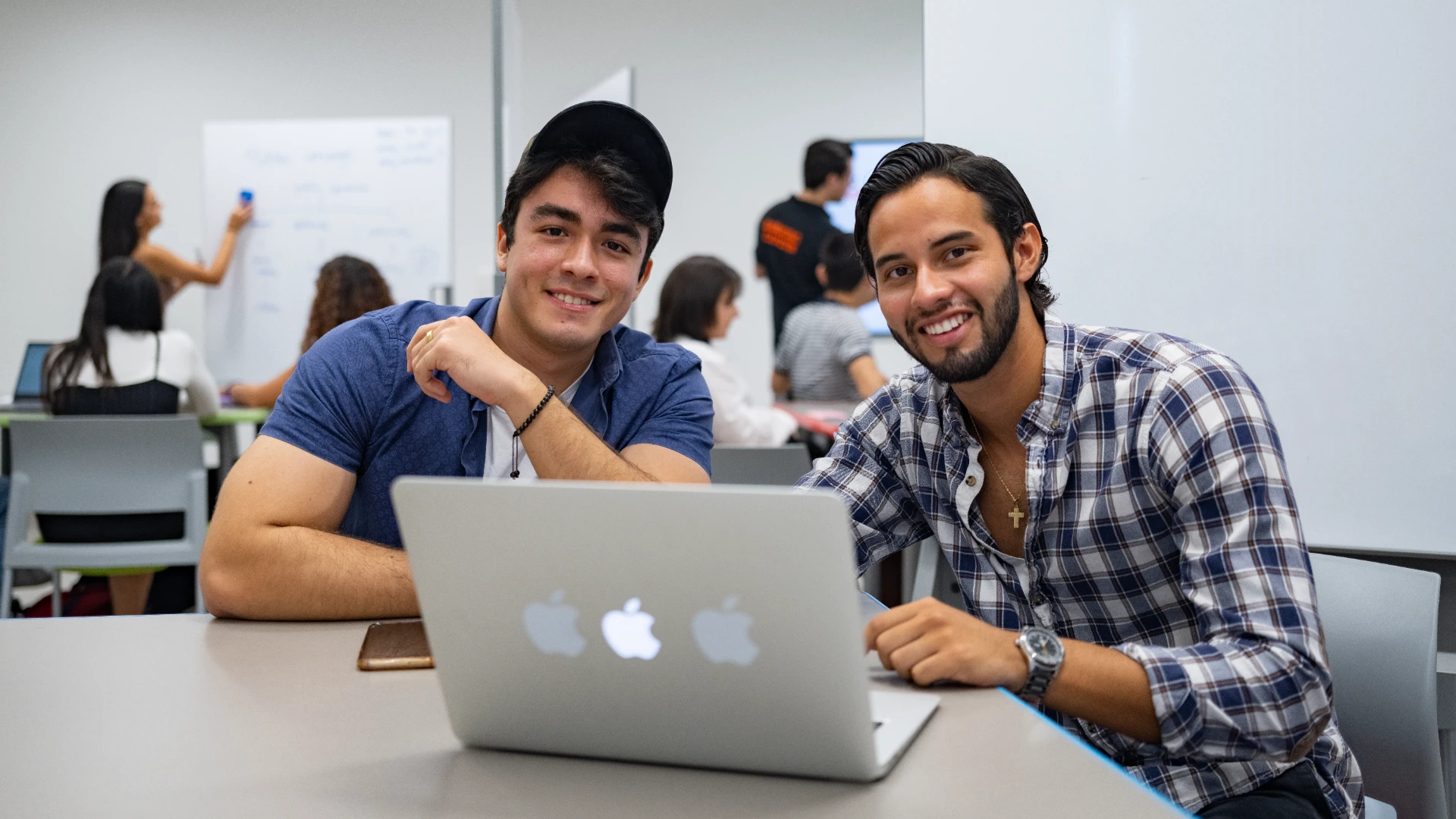 Estudiantes Anáhuac en clase de tecnología e ia