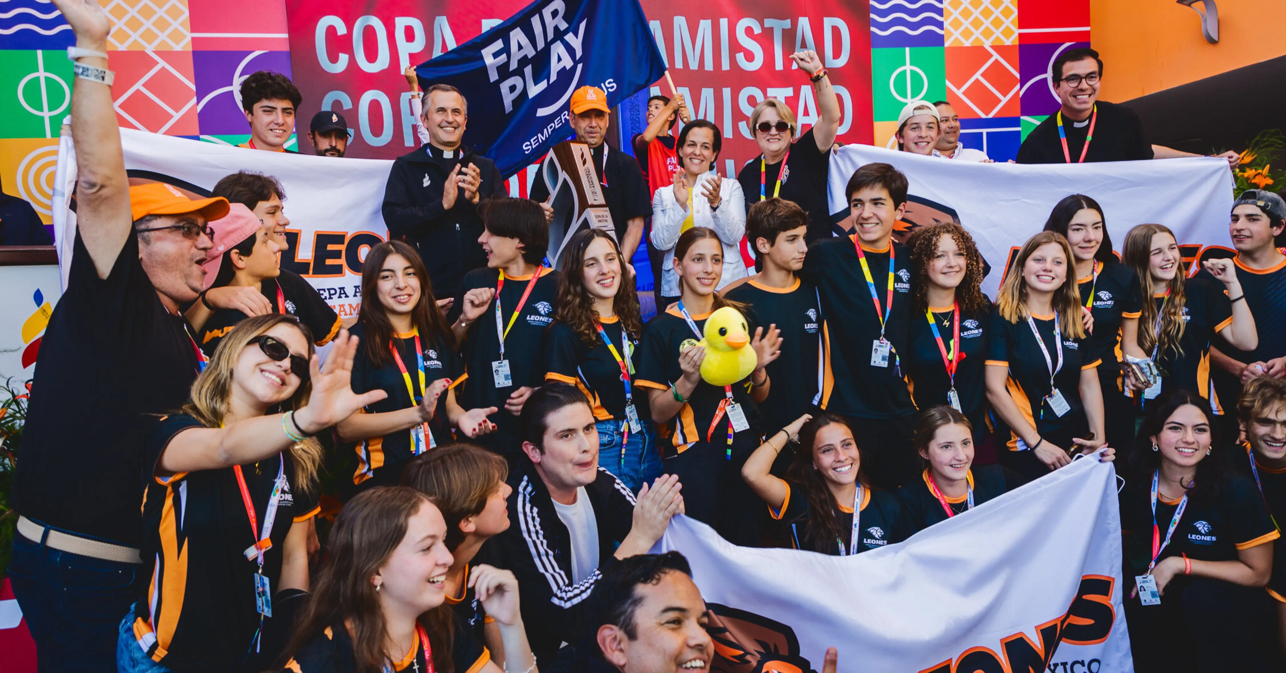 Grupo de estudiantes Anáhuac celebrando la como organizaron el torneo de la amistad