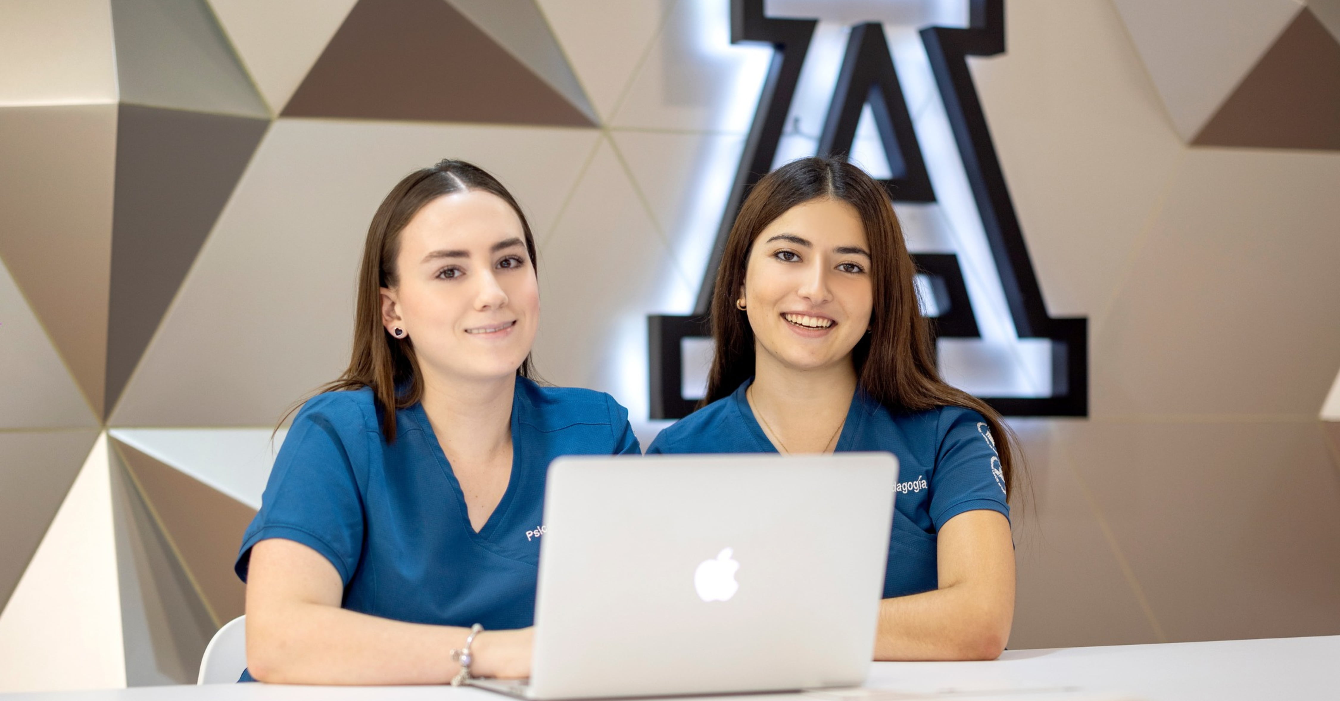 estudiantes de medicina anahuac tramitando su cedula profesional