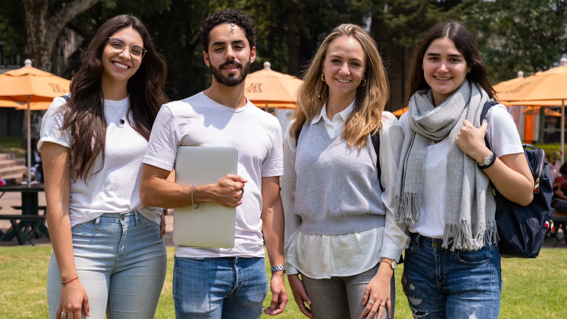 Estudiantes anahuac caminando por campus