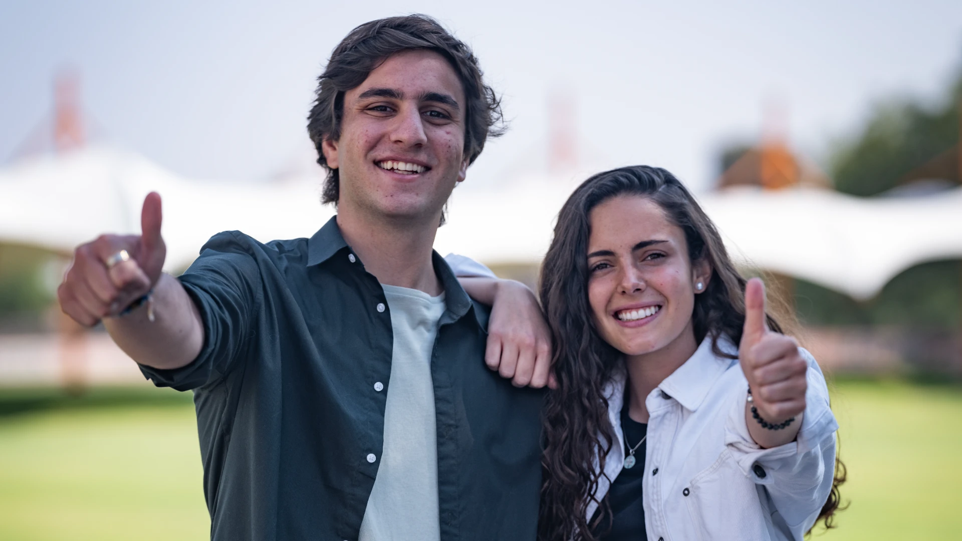 Estudiantes anahuac sonriendo a la camara