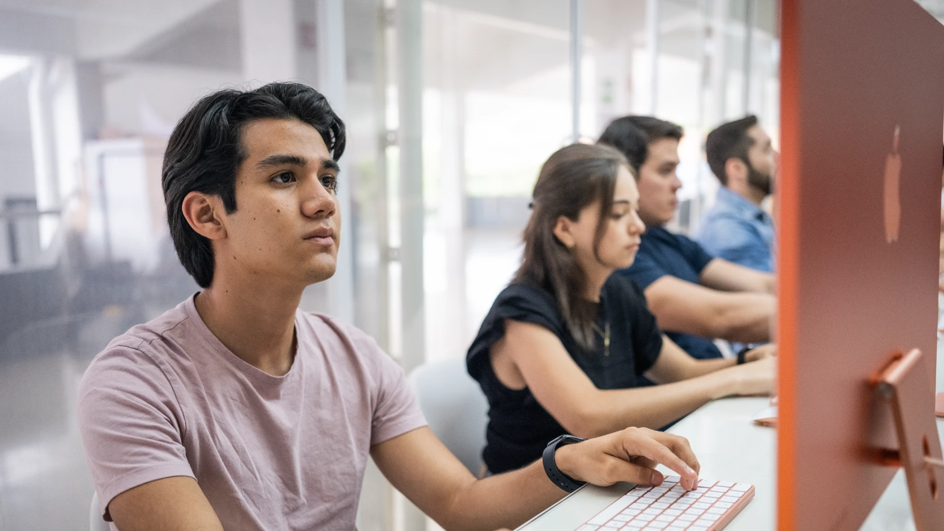 Estudiante anahuac usa laptop en clases