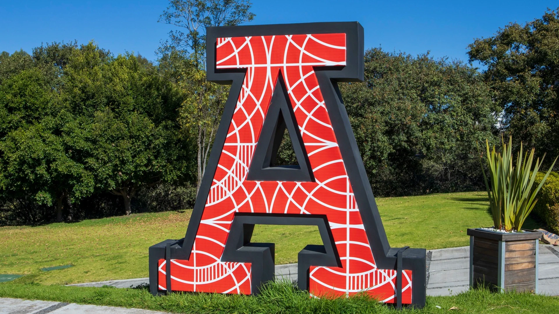 Escultura en campus de la A Anáhuac | cuánto cuesta estudiar en la Anáhuac