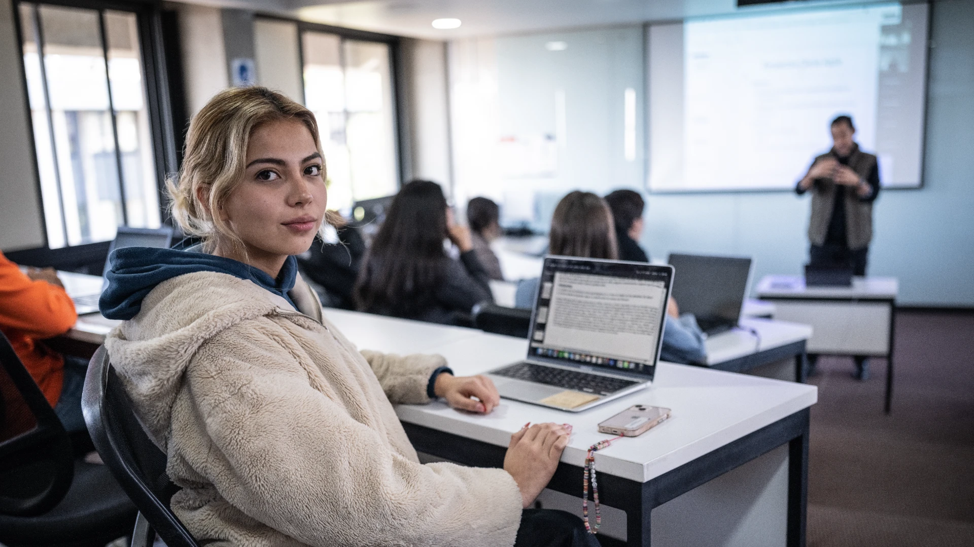alumna de diplomado anahuac en clase
