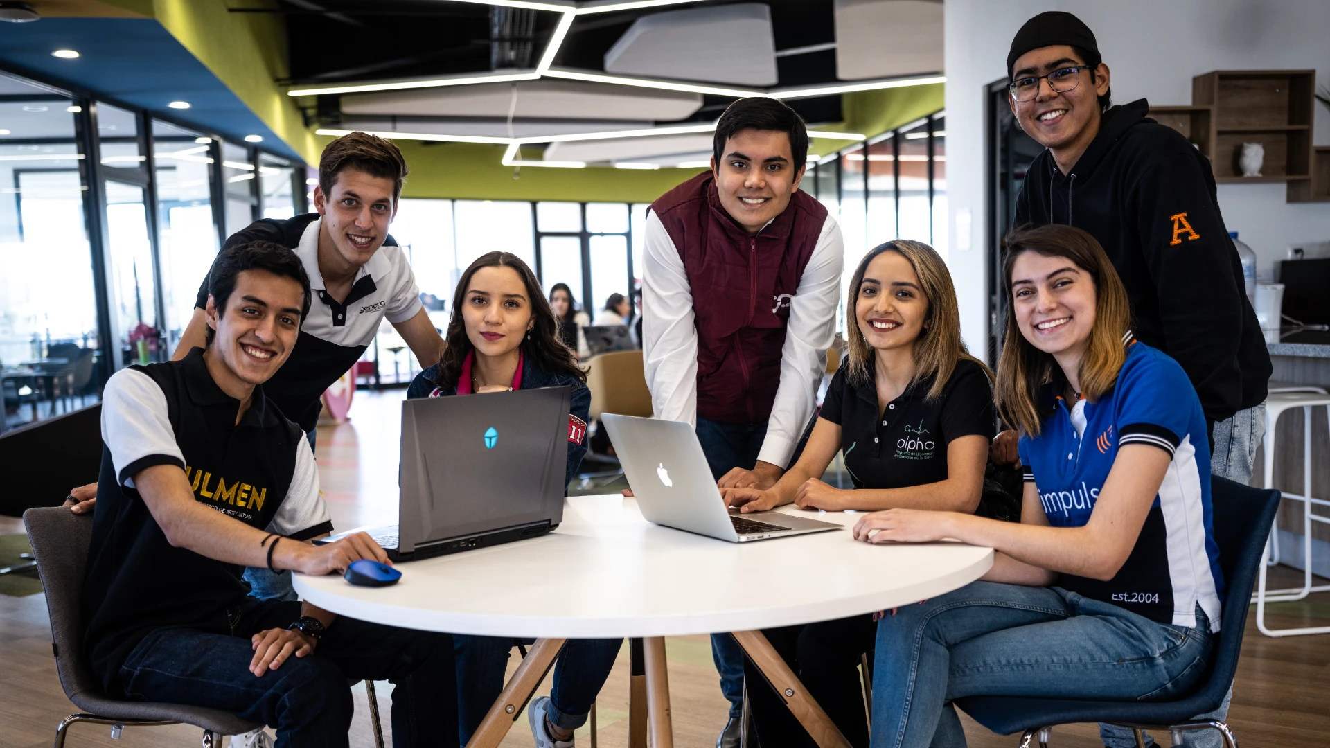 Estudiantes Anáhuac considerando si estudiar un diplomado o maestria