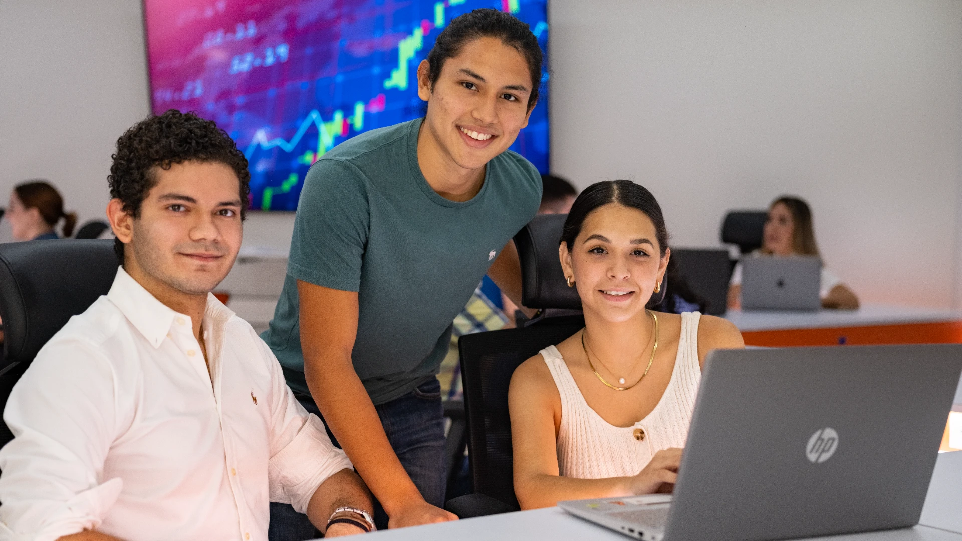 Estudiantes de dirección financiera evaluando gráficos financieros enuniversidad anáhuac
