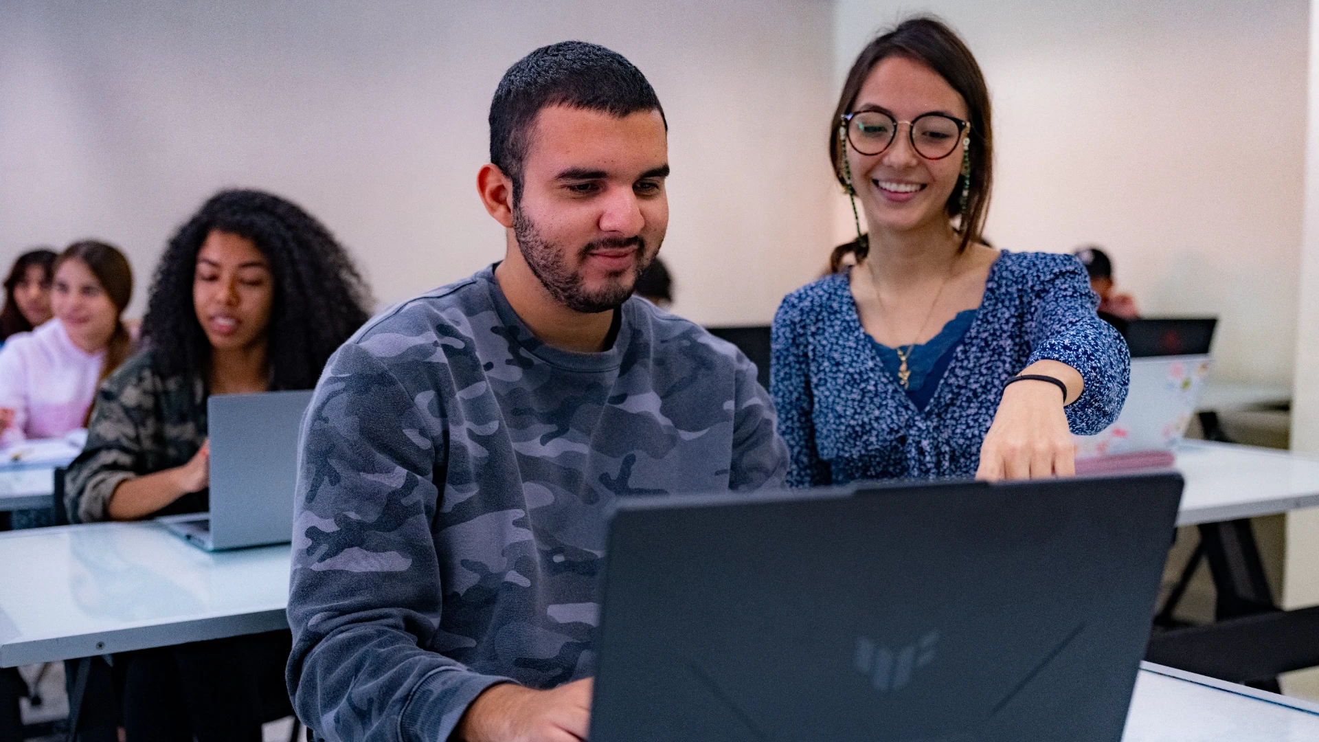 estudiante viendo opciones de empleabilidad anahuac