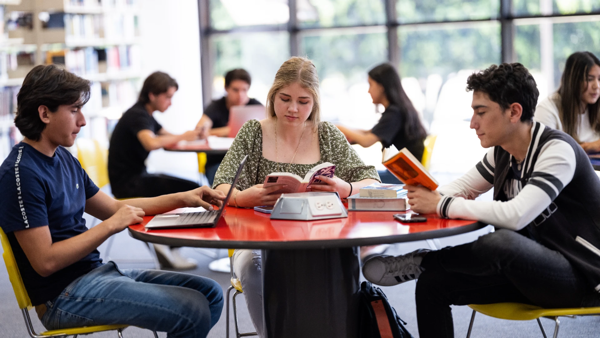 Estudiantes de filosofía en la biblioteca Anáhuac