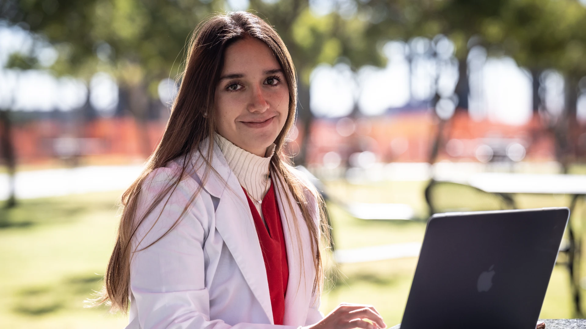 Estudiante preparandose para tomar una entrevista laboral en línea