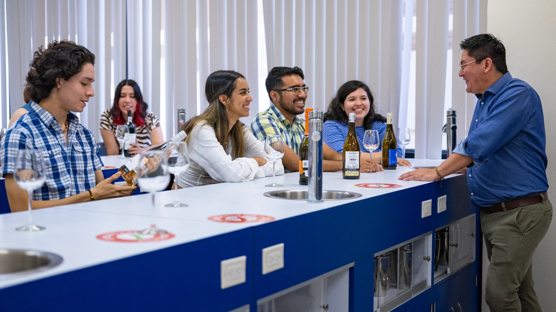 Estudiantes carrera dirección de restaurantes clase de cata de vinos