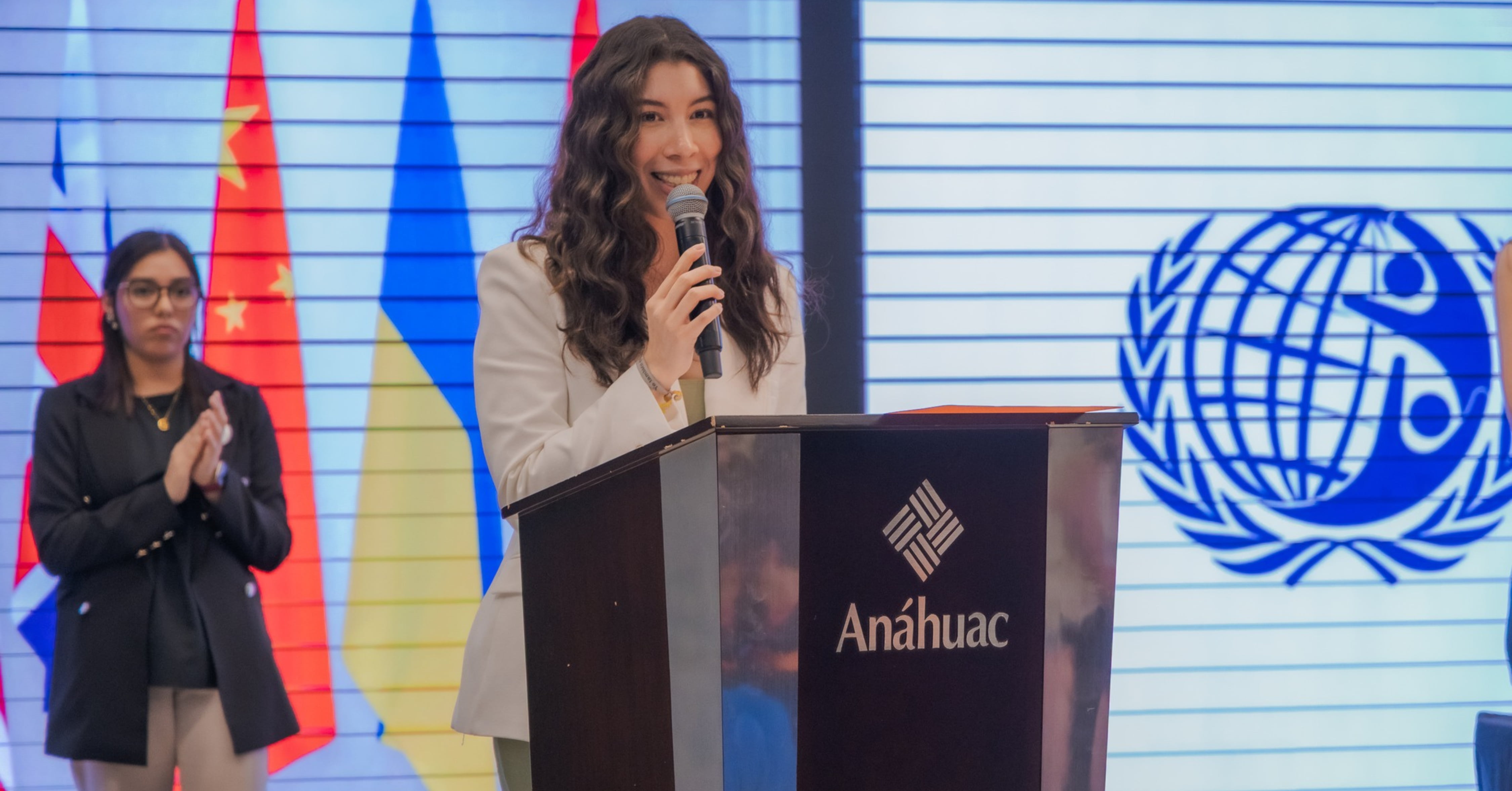 Estudiante de idiomas de la Anáhuac dando un discurso en un foro internacional
