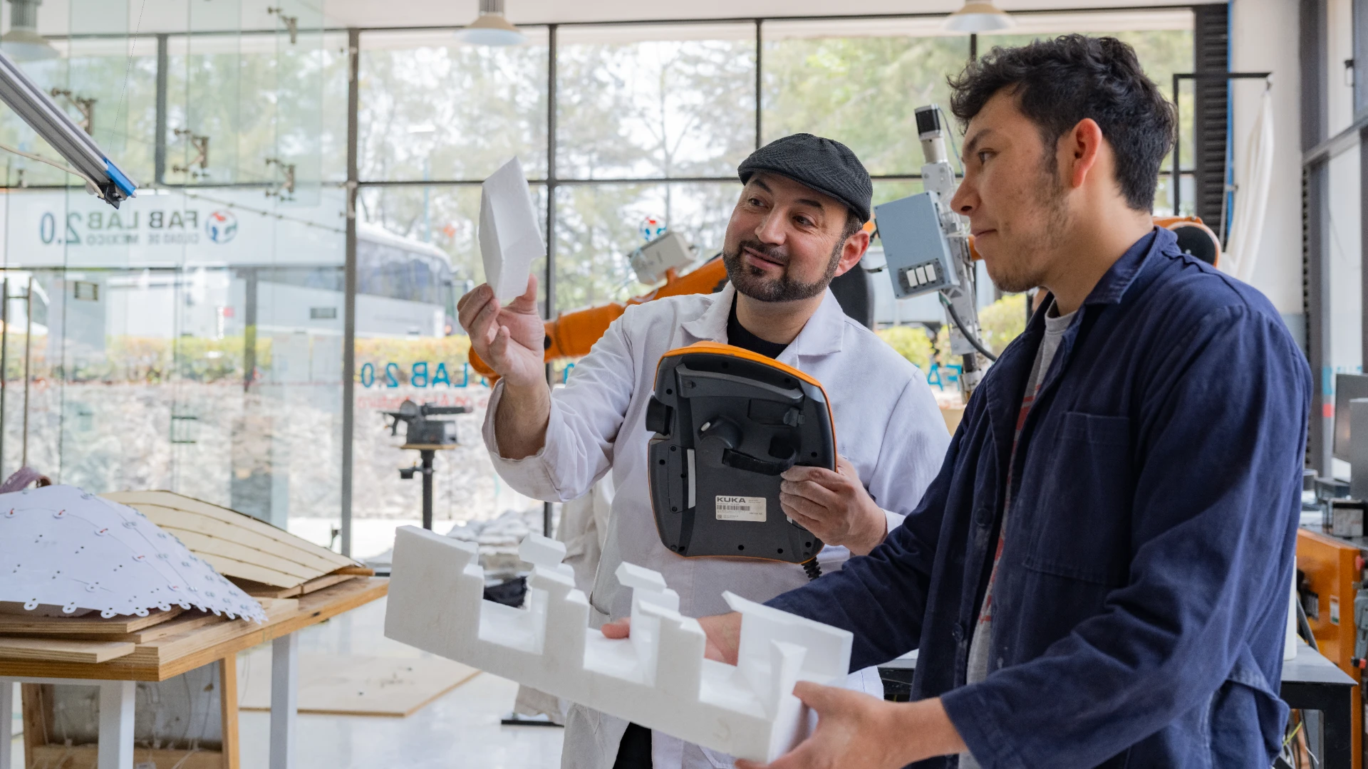 Estudiante de ingenieria industrial diseñando prototipo en laboratorio