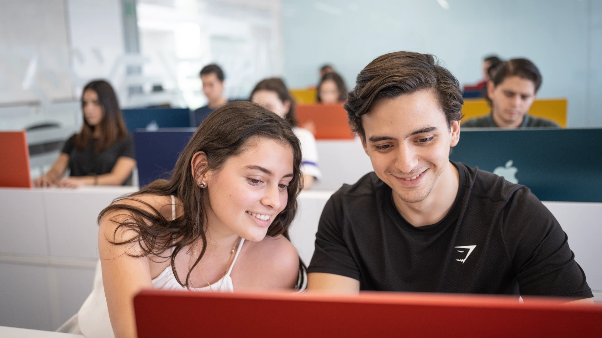 Estudiantes de carrera de negocios internacionales en laboratorio de computo