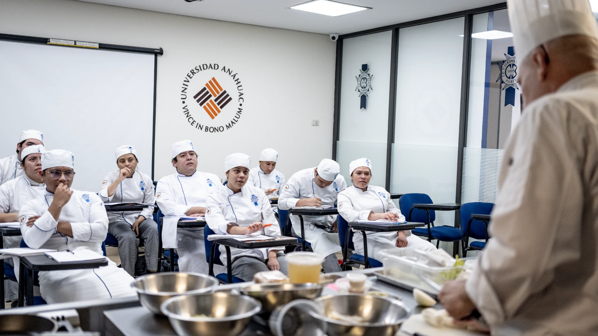 Estudiantes de gastronomía anahuac en clase de cocina