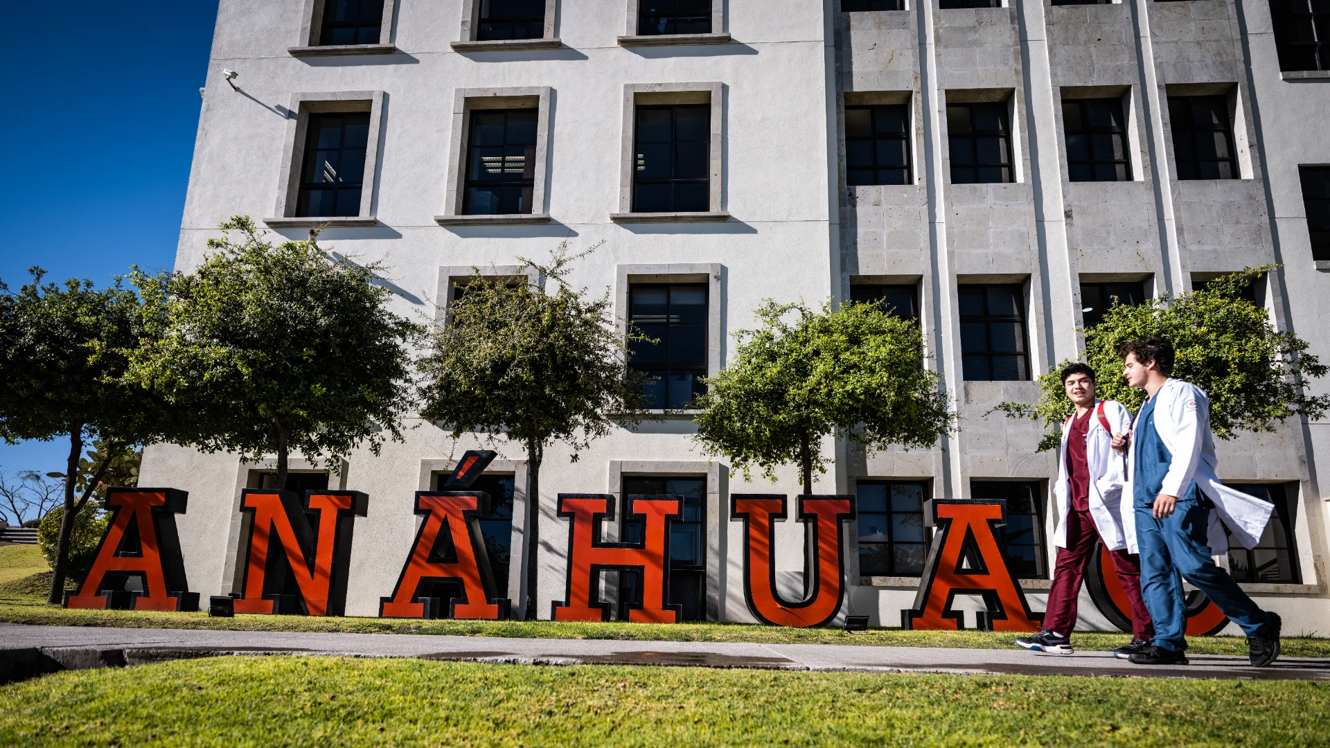 Alumnos medicina caminando por campus Anáhuac mejores carreras