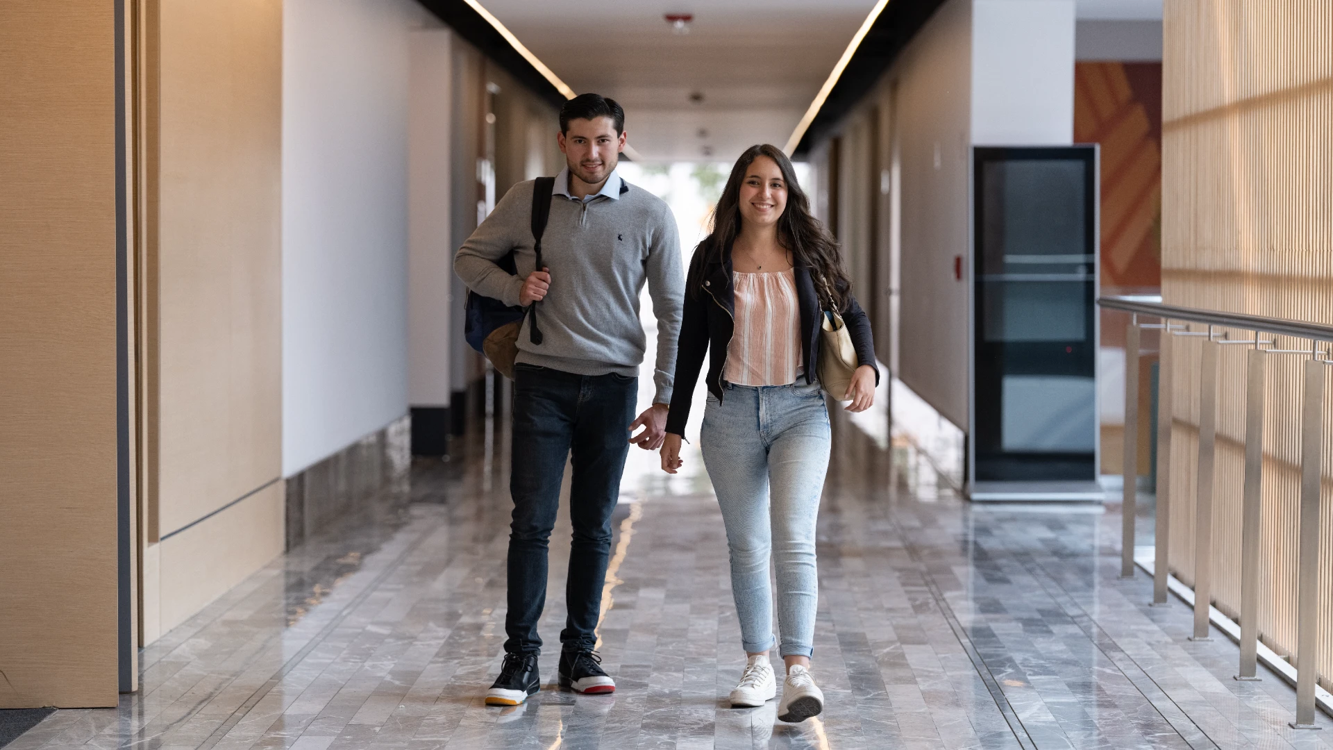 Alumnos Anahuac caminando por campus