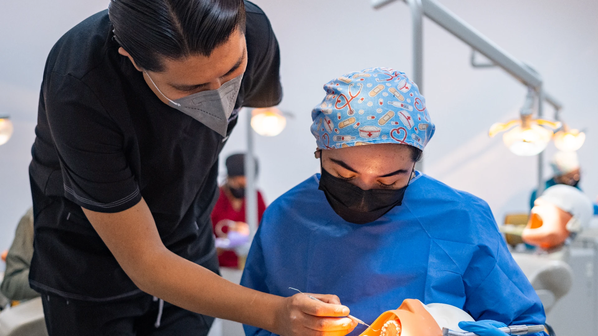 Estudiantes de odontología haciendo práctica en clínicas Anáhuac